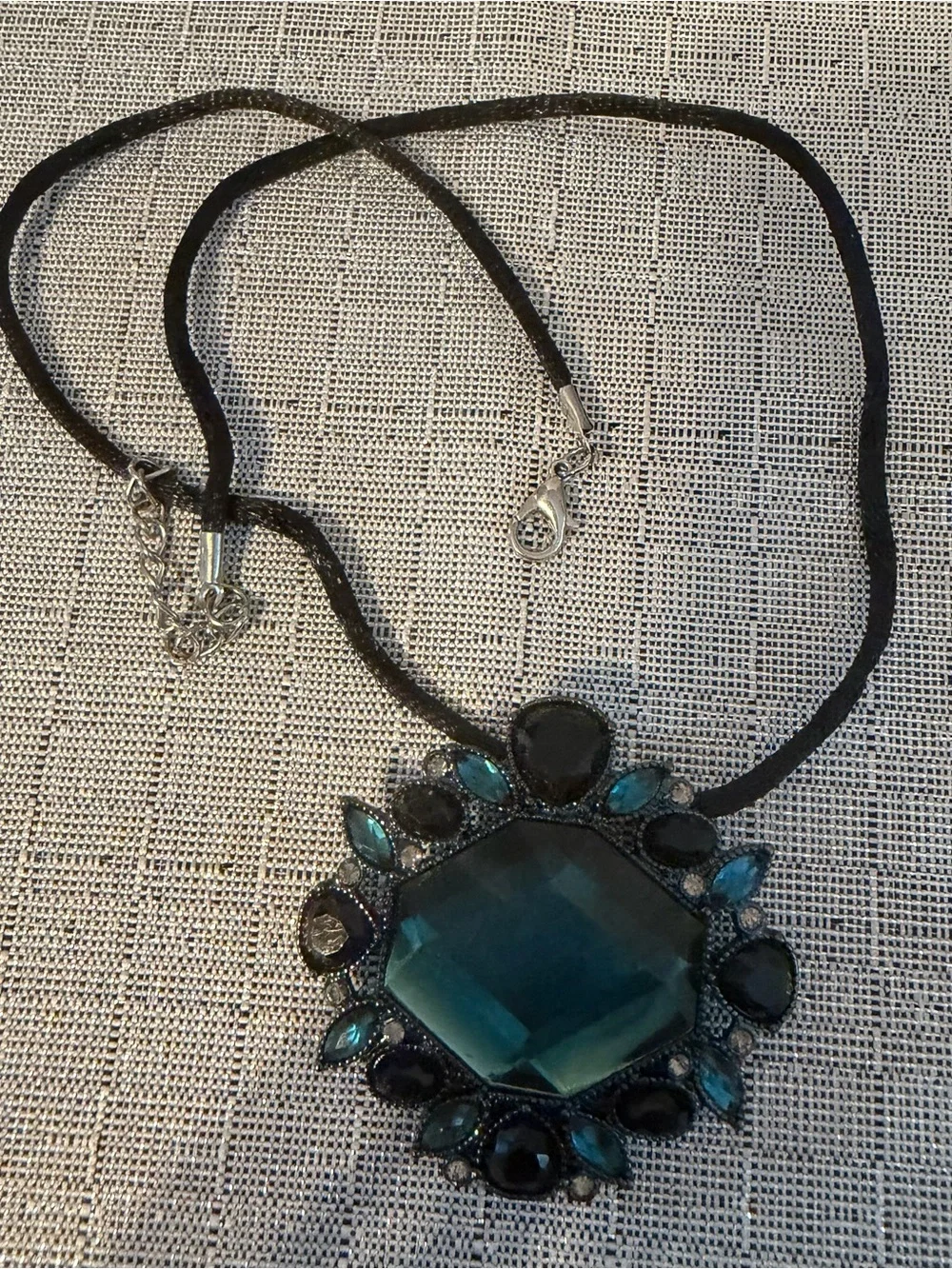 Women's Blue Faceted Pendant Necklace